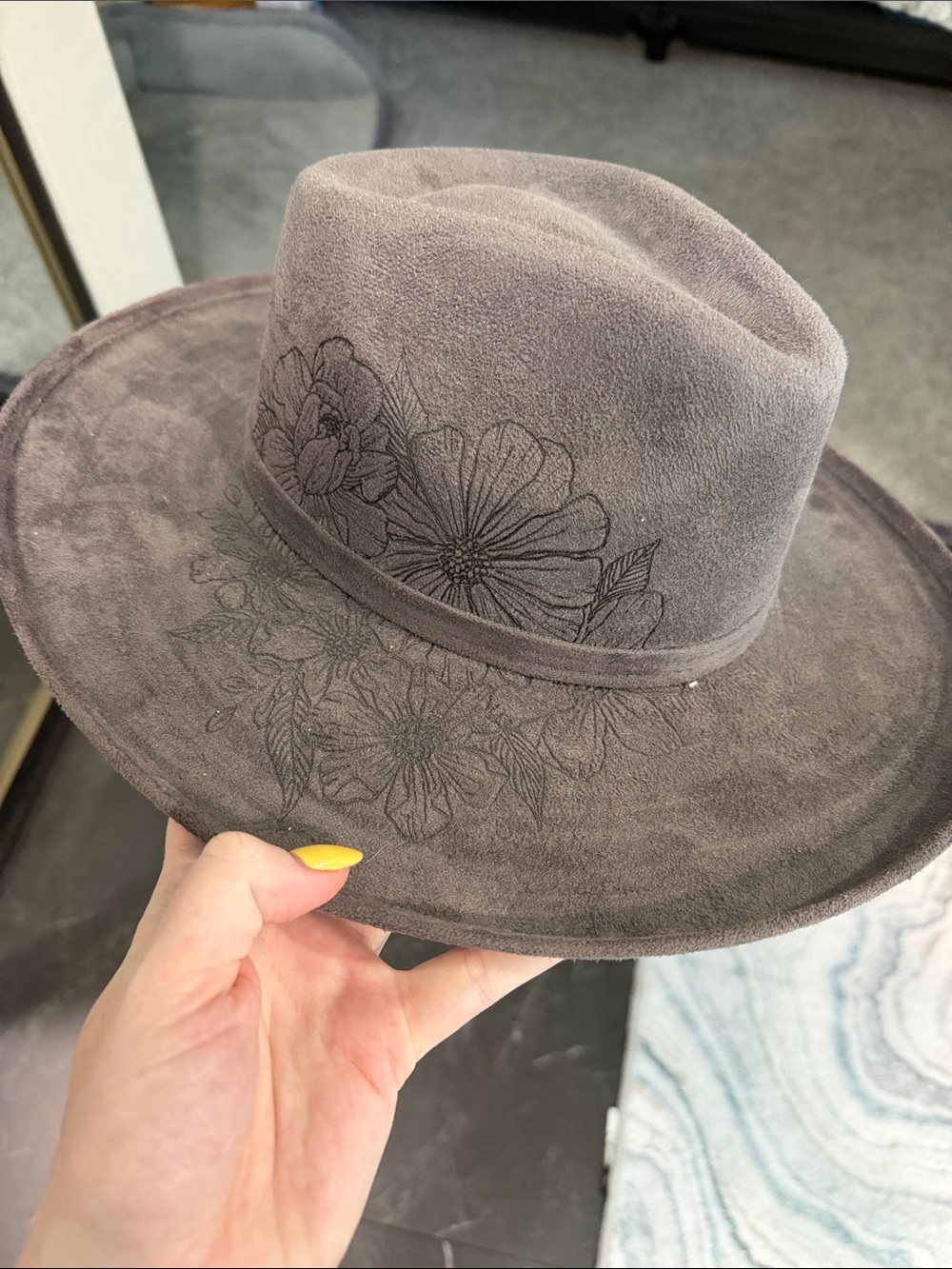 Women's Suede Wide-Brim Floral-Engraved Hat - Gray